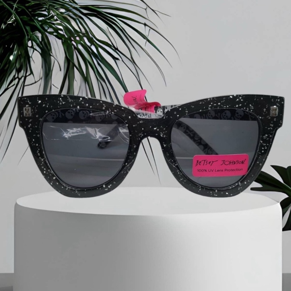 Betsey Johnson Black & Glitter Glitter Skull/Houndstooth Sunglasses NWT’s